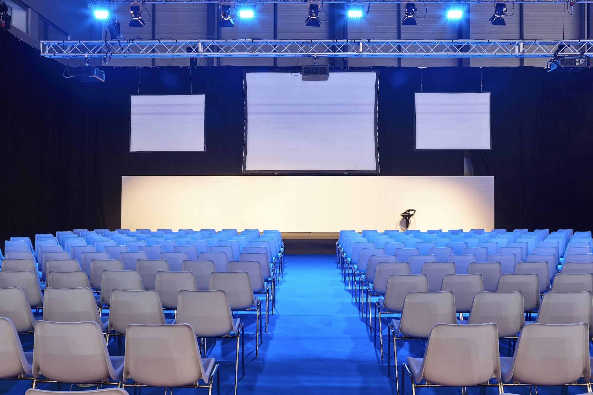 Ferkomedia - Conference room with video projectors, screens and platform. Professional presentation
